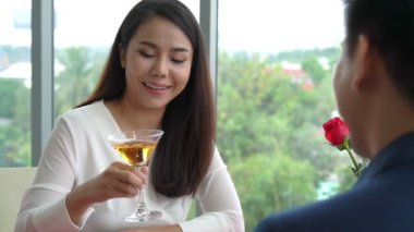 Restoranda yemek yiyen mutlu romantik çift.