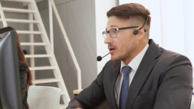 Ofiste çalışan kulaklık takan iş adamları.