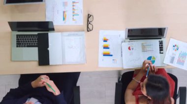 İş adamları grup toplantısı yukarıdan çekiliyor