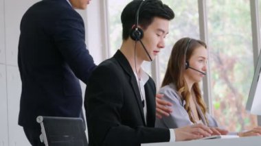 Ofiste çalışan kulaklık takan iş adamları.