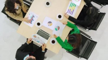 İş adamları grup toplantısı yukarıdan çekiliyor