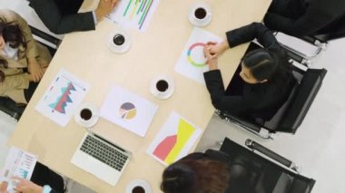 İş adamları grup toplantısı yukarıdan çekiliyor