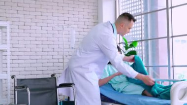 Profesyonel üniformalı doktor hastanedeki hastayı muayene ediyor.