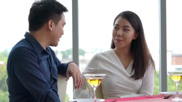 Szczęśliwa romantyczna para je lunch w restauracji — Wideo stockowe
