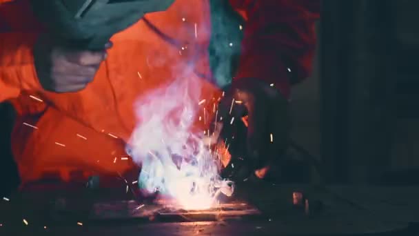 Metallsvetsare arbetar med båge svetsmaskin — Stockvideo
