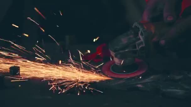 Mecánico profesional está cortando metal de acero. — Vídeos de Stock