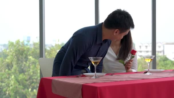 Couple romantique donnant un cadeau à l'amant au restaurant — Video