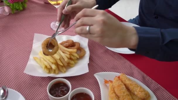 Szczęśliwa romantyczna para je lunch w restauracji — Wideo stockowe