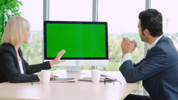 Konferans odasında yeşil ekranlı iş adamları — Stok video