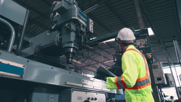 工厂车间使用智能机器的工厂工人 — 图库视频影像