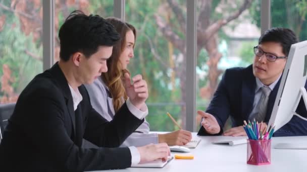 Problema de trabalho de disputa de pessoa de negócios com raiva em reunião de grupo — Vídeo de Stock