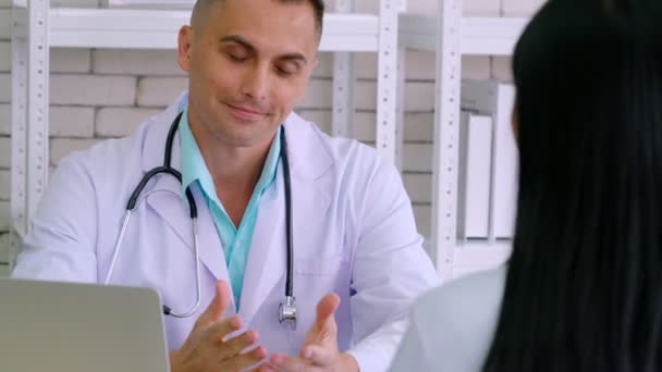 Doctor in professioneel uniform die de patiënt in het ziekenhuis onderzoekt — Stockvideo