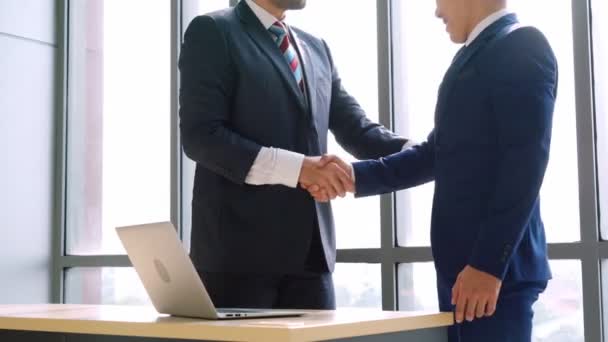 Oameni de afaceri strângere de mână în birou corporativ — Videoclip de stoc