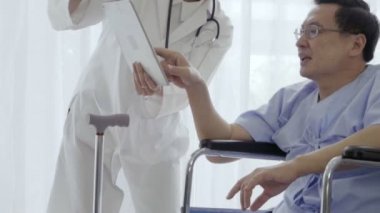 Hastanedeki ya da klinikteki hastalarla doktor ilgileniyor. Sağlık hizmetleri kavramı.