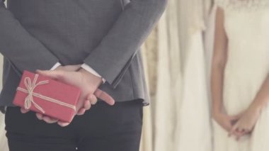 Gelinlikli mutlu gelin ve damat düğün törenine hazırlanın..