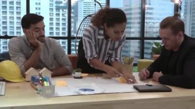 Yaratıcı iş adamları grubu iş yerindeki ofis masasında sohbet ediyorlar..