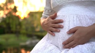 Hamile kadın bahçe evinde mutlu..