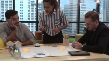 Yaratıcı iş adamları grubu iş yerindeki ofis masasında sohbet ediyorlar..