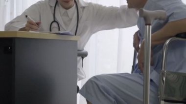 Hastanedeki ya da klinikteki hastalarla doktor ilgileniyor. Sağlık hizmetleri kavramı.