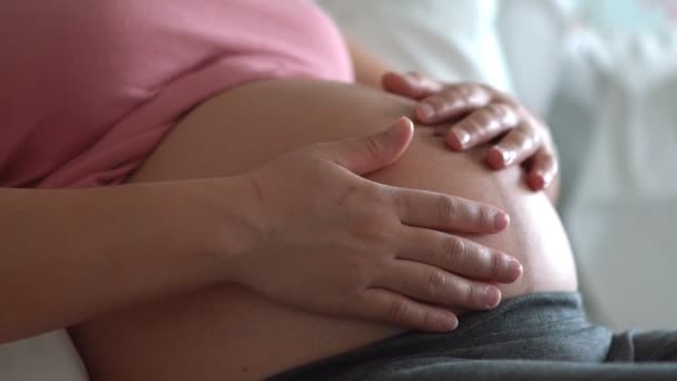 Bonne femme enceinte et attend bébé à la maison. — Video