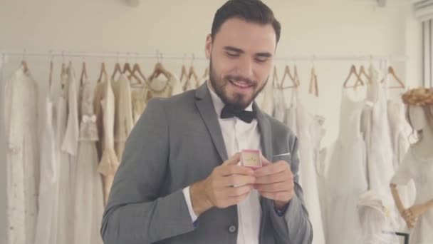 Lustiger Bräutigam in Hochzeitskleidung tanzt in Garderobe. — Stockvideo