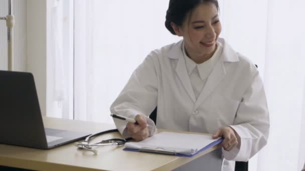 De dokter zorgt voor de patiënt in het ziekenhuis of de medische kliniek. Gezondheidszorgconcept. — Stockvideo