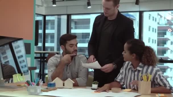 Groupe de gens d'affaires créatifs ayant une conversation au bureau sur le lieu de travail. — Video