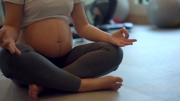 Ejercicio activo de mujer embarazada en el gimnasio. — Vídeo de stock