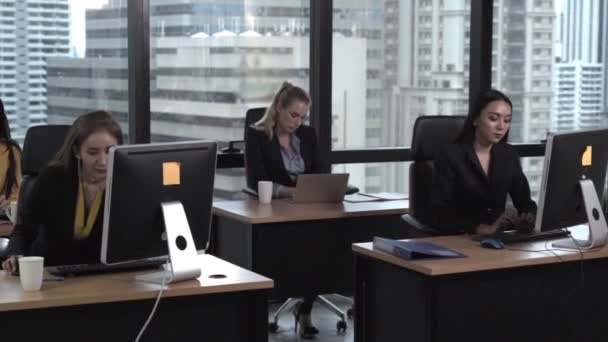 オフィスでデスクトップコンピュータを扱うビジネスの人々. — ストック動画
