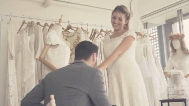 Novia feliz y novio en vestido de novia prepararse para casarse en la ceremonia de la boda. — Vídeo de stock