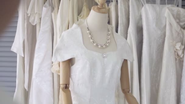 Future mariée choisir robe de mariée pour sa cérémonie de mariage à venir. — Video