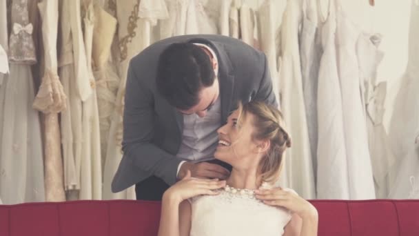 結婚式で結婚式のための準備ウェディングドレスの幸せな花嫁と新郎. — ストック動画