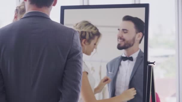 Novia feliz y novio en vestido de novia prepararse para casarse en la ceremonia de la boda. — Vídeos de Stock