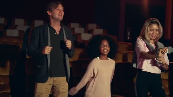 Párok és gyerekek és tapsolnak a film után — Stock videók