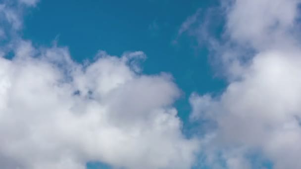 El lapso de tiempo de nubes en movimiento en el cielo azul — Vídeos de Stock