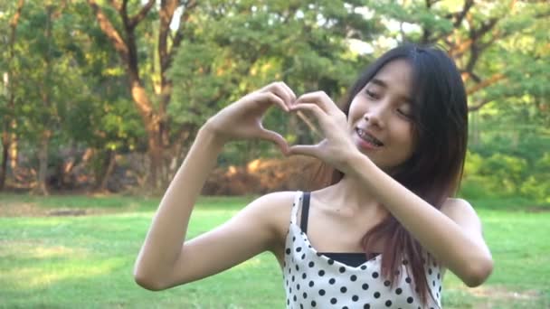 Långsam rörelse porträtt av glad asiatisk kvinna. — Stockvideo