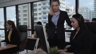 Genç lider, genç kadın işçilere tavsiye veriyor..