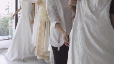 Geleceğin gelin müşterisi dükkan sahibi ile konuşuyor.