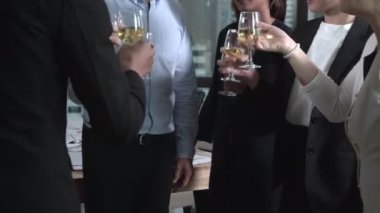 Başarılı iş adamları balo salonunda şarap ve şampanya içer..