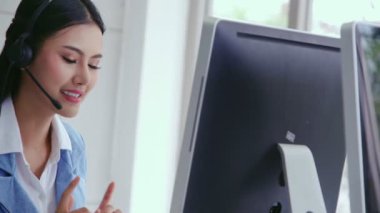 Müşteri destek acentesi ya da telefon görüşmesi yapan kulaklıklı çağrı merkezi.