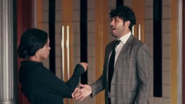 Erkekler ve kadınlar robotlar gibi mutlu bir şekilde dans ediyorlar..