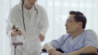 Hastanedeki ya da klinikteki hastalarla doktor ilgileniyor. Sağlık hizmetleri kavramı.