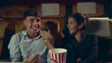 İnsanlar sinemada film izlerler..