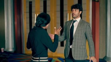 Takım elbiseli adam robot gibi dans ediyor..