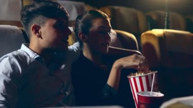 İnsanlar sinemada film izlerler..