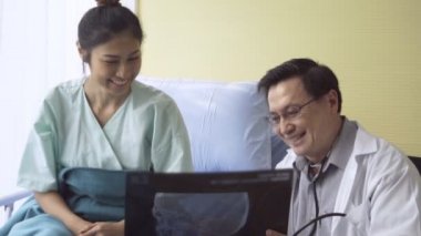 Hastanedeki ya da klinikteki hastalarla doktor ilgileniyor. Sağlık hizmetleri kavramı.