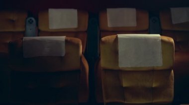 Erkek ve kadın sandalyeye oturmak için yürür..