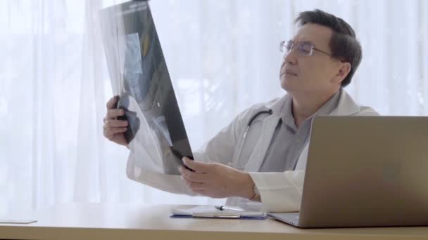 Лікар, який працює з даними про стан здоров'я пацієнта в лікарні . — стокове відео