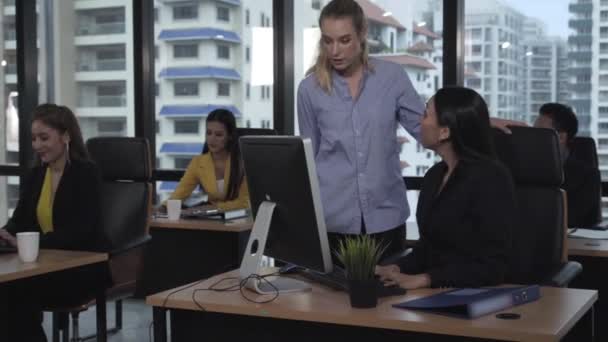 Ung ledare ger råd till ung kvinna arbetare. — Stockvideo