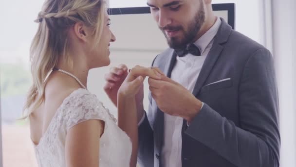 Szczęśliwa panna młoda i pan młody w sukni ślubnej przygotować się do ślubu w ceremonii. — Wideo stockowe